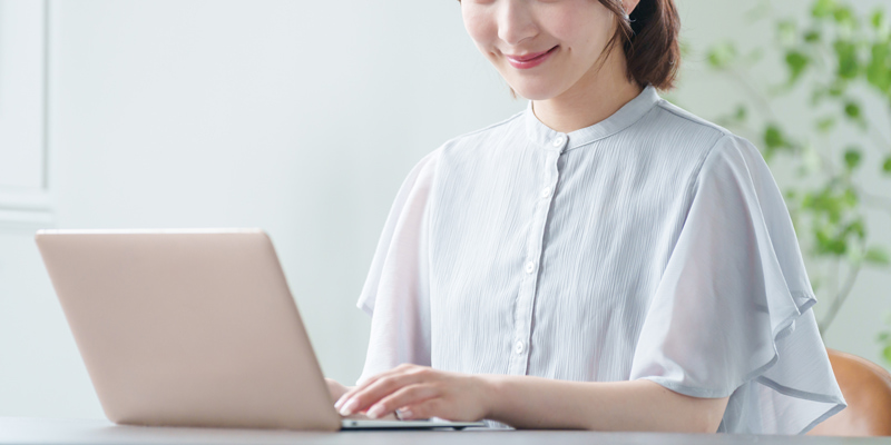 パソコン仕事をする女性