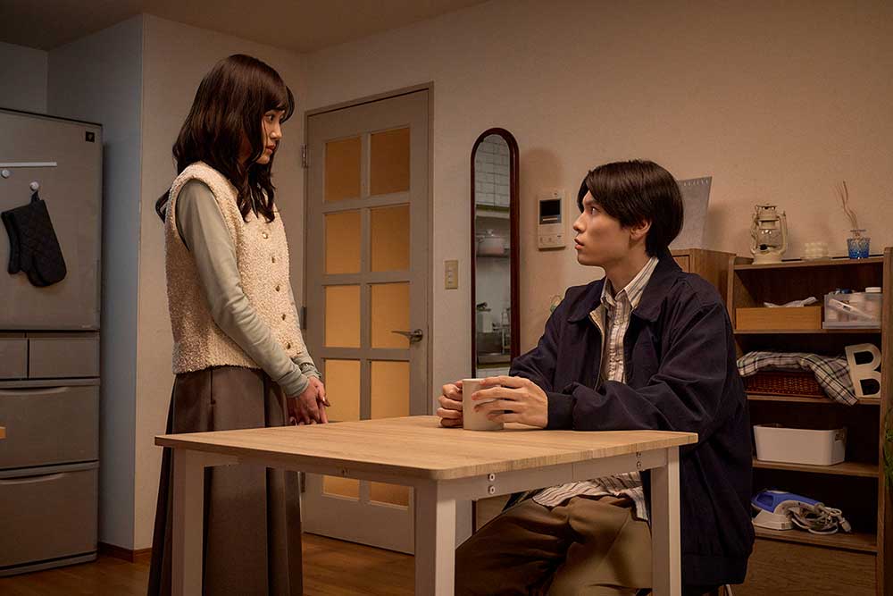 『殺した夫が帰ってきました』場面写真 萩原利久さんと山下美月さん