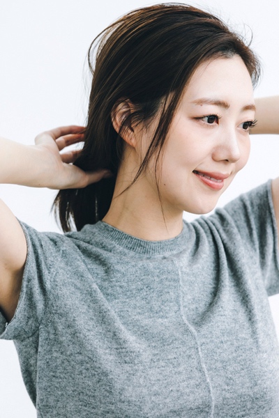 髪をまとめる