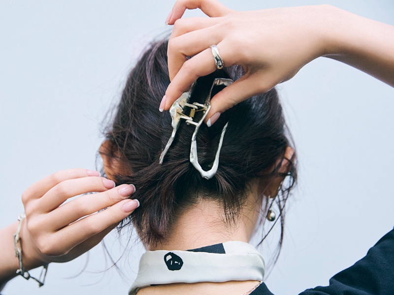 ヘアクリップで髪を固定