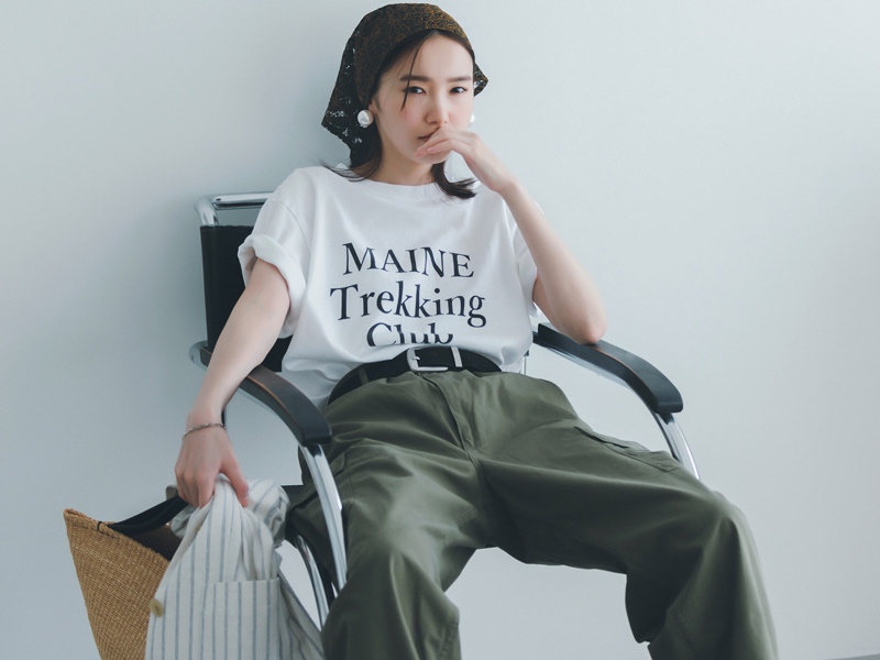 ロゴTシャツ×カーキパンツコーデ