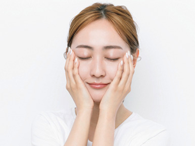 化粧水を馴染ませる