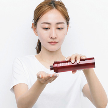 化粧水を手に取る