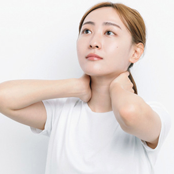 化粧水を首に馴染ませる