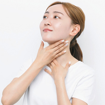化粧水を首に塗布