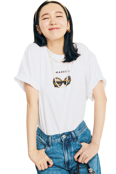 Tシャツ×デニムパンツ×パールネックレスコーデのアップショット