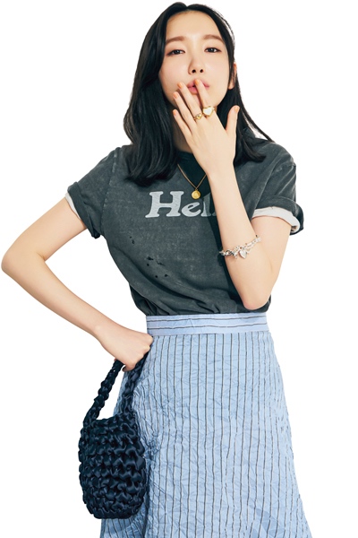 ロゴTシャツ×ストライプスカート×ジュエリーコーデ