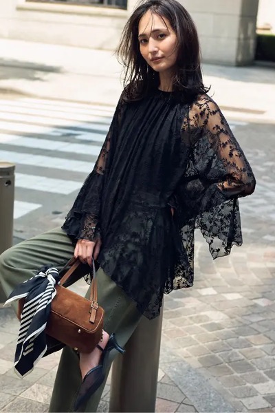 黒レースブラウス×カーキカーゴパンツ