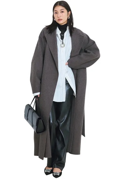 白ストライプシャツ×レザー調パンツ×ウールコート