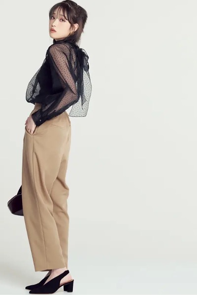 黒シアーブラウス×ベージュツヤパンツ