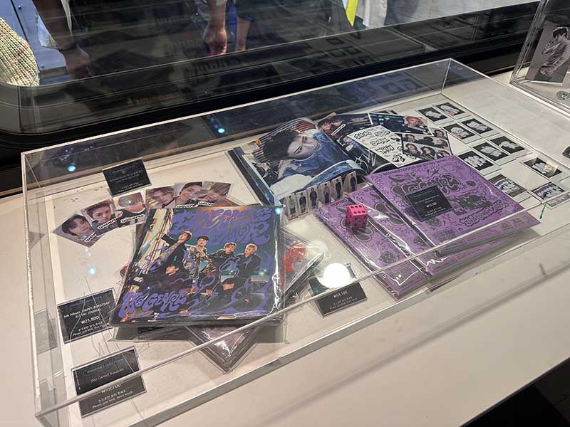 アルバムが飾られた展示