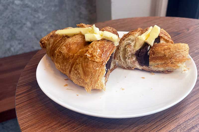 「The Bake Factory」の北海道あんバタークロワッサン。半分に切った断面