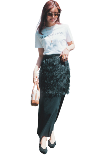 ロゴTシャツ×黒スカートコーデ