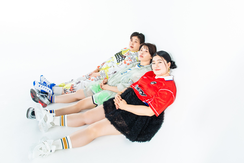 座っているMyMのみなさん