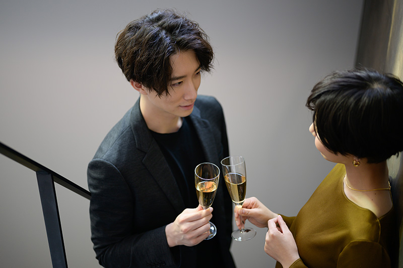 お酒を飲みながら話をする男女