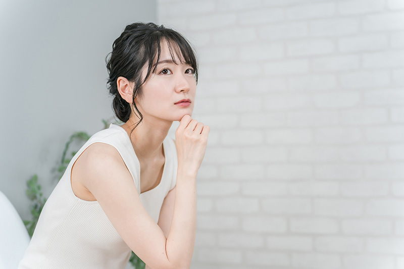 考えごとをする女性