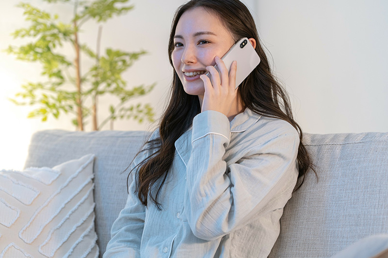 電話をする女性