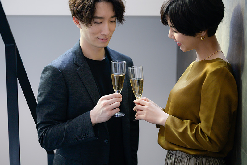 お酒を飲む男女