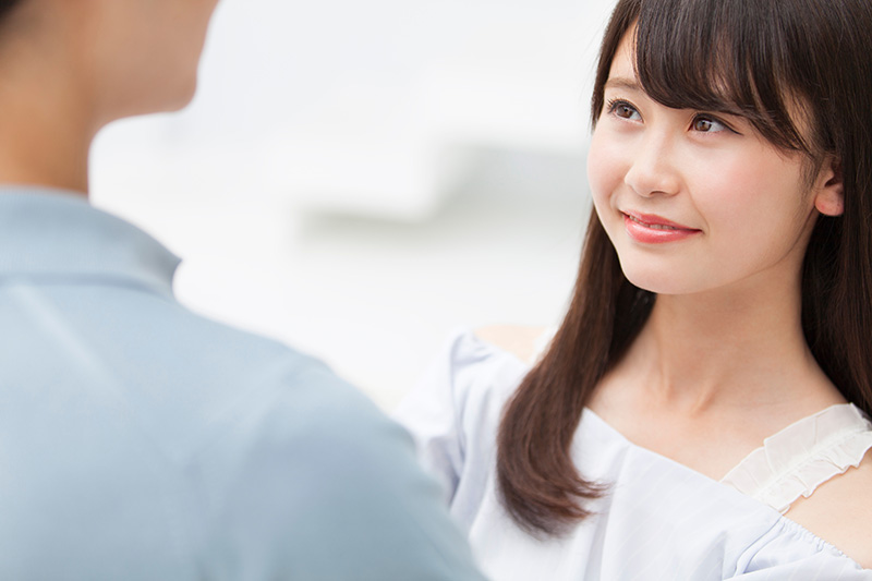 見つめる女性