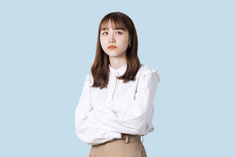 考え事をする女性