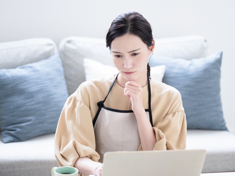 悩む女性