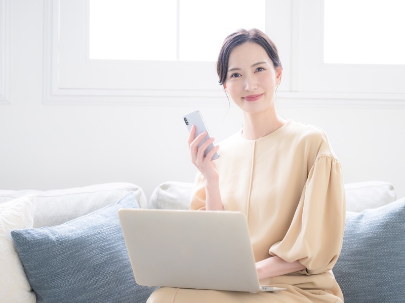 pc作業する女性