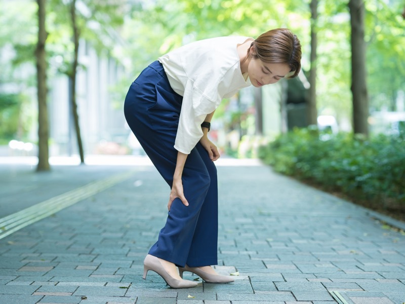 足いためる女性
