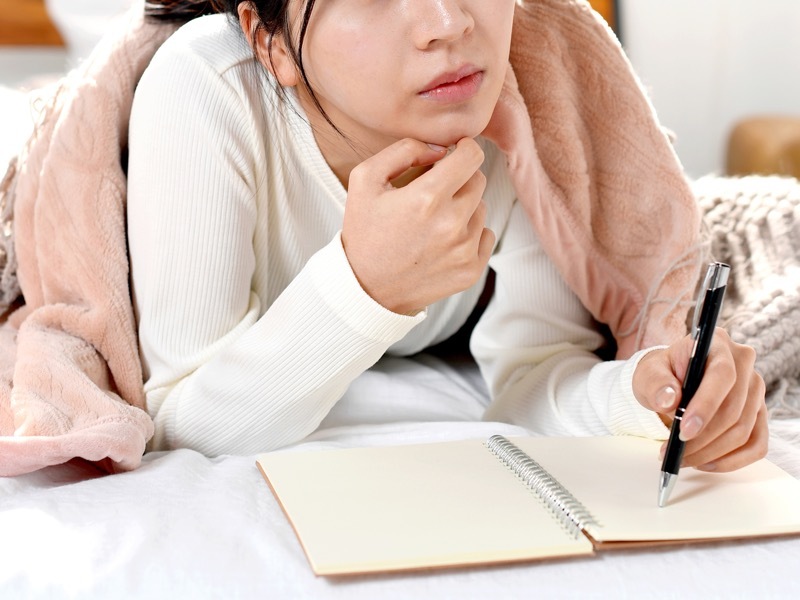 考える女性