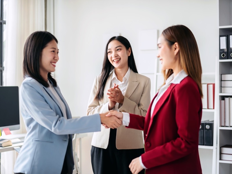 握手する女性たち