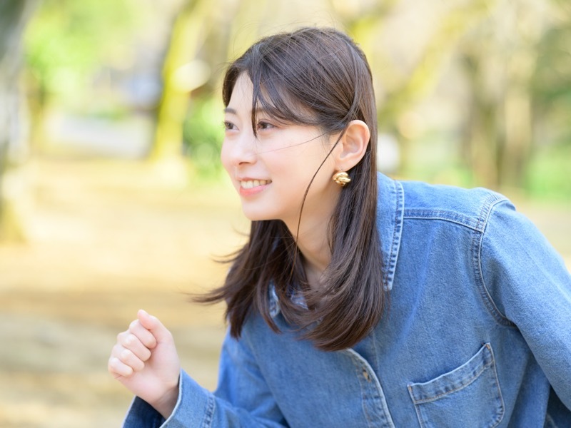 かけだす女性