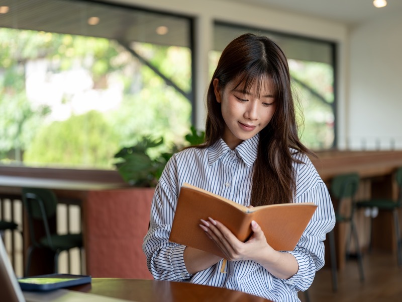 本読む女性