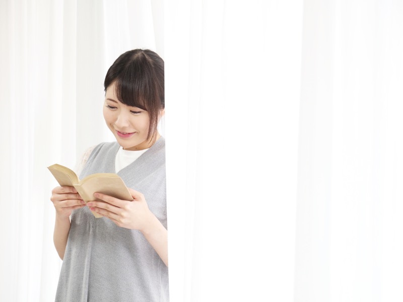漫画よむ女性 イメージ