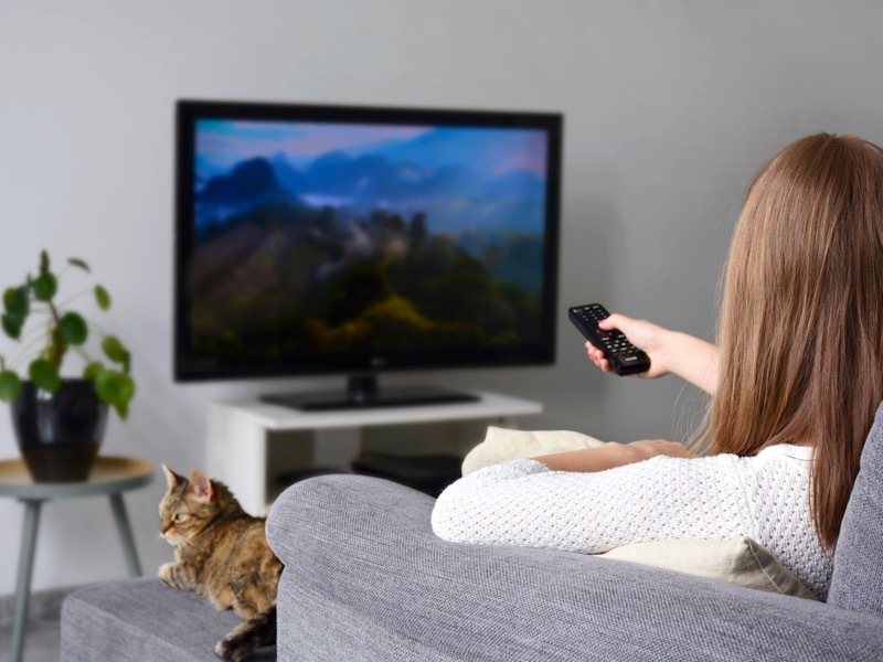 テレビみる女性