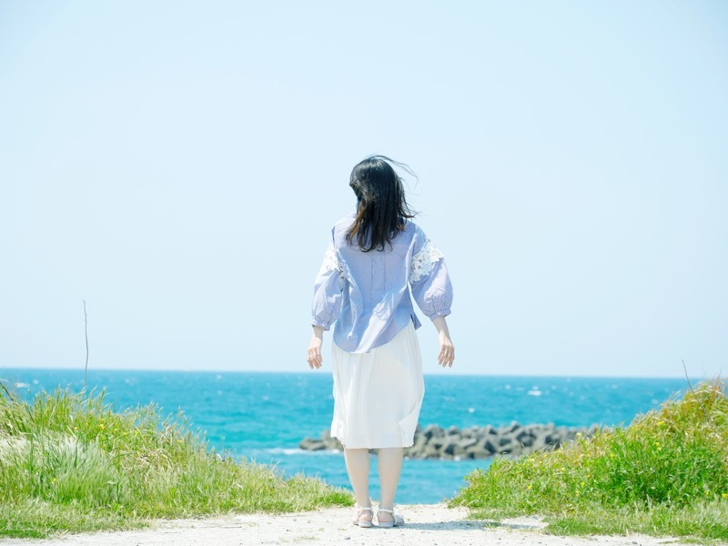 海へあるく女性
