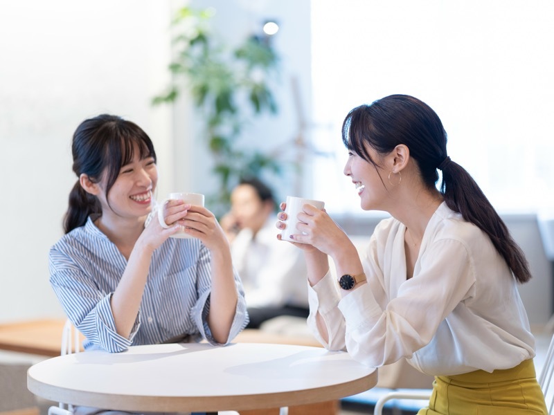 談笑する女性たち