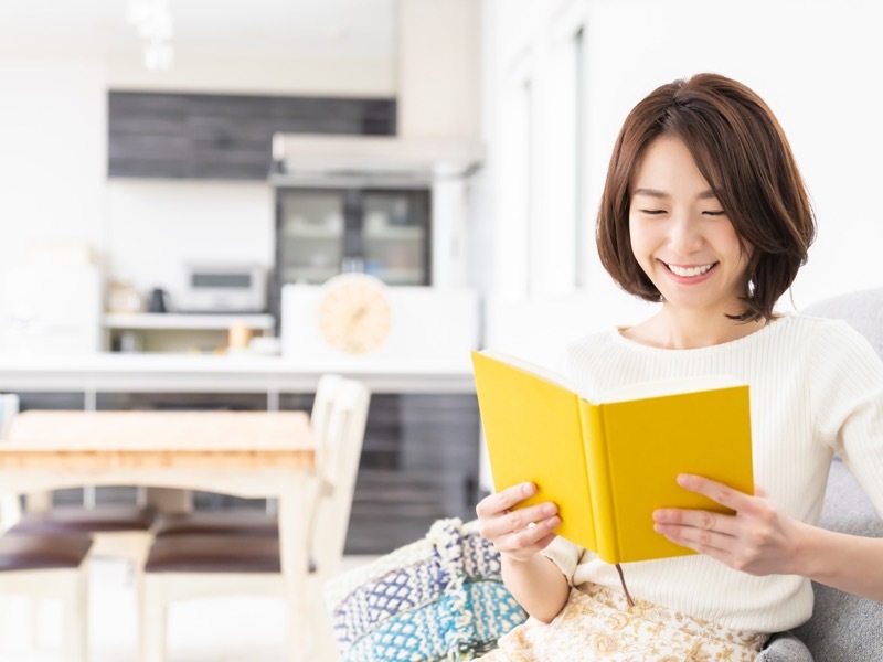 読書する女性
