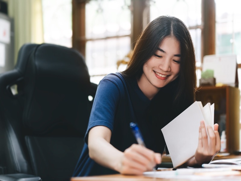 勉強する女性