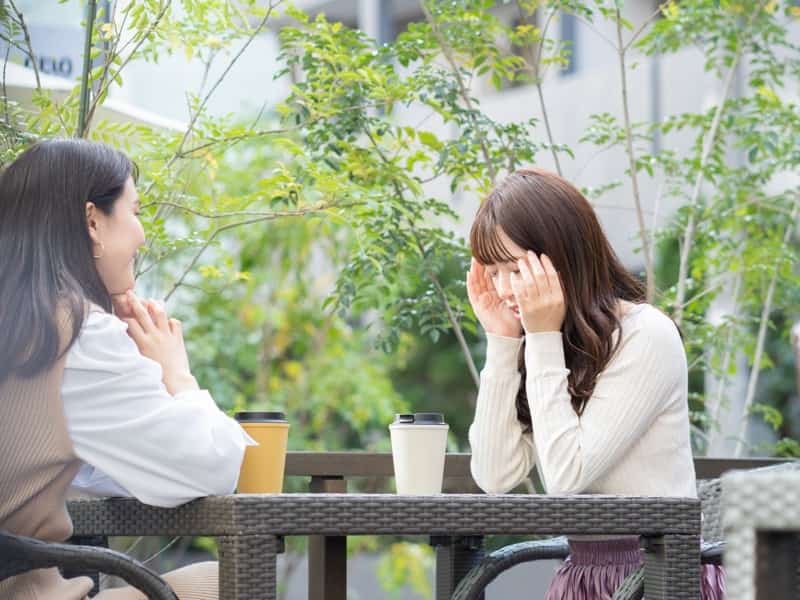 愚痴を語る女性