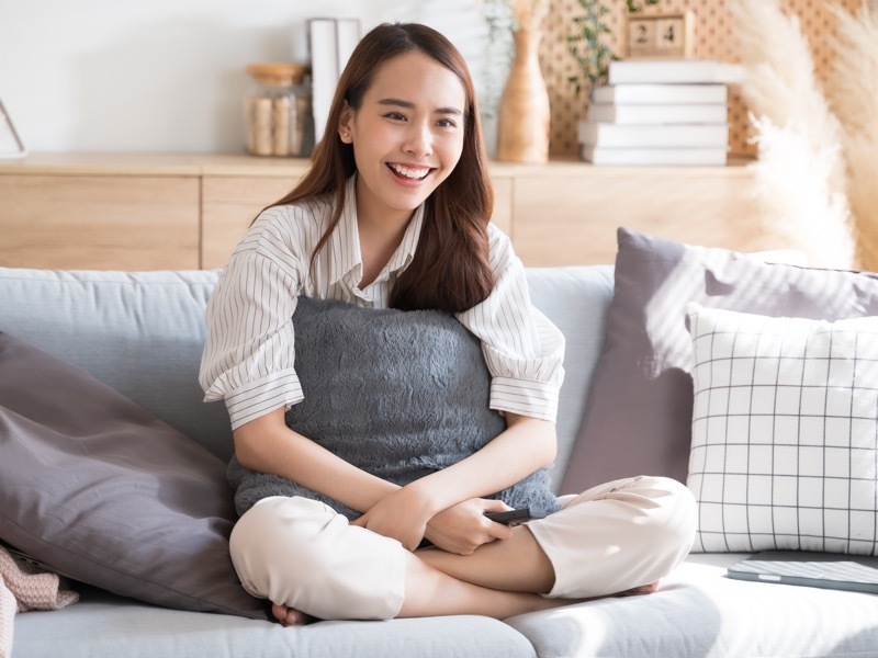 テレビをみる女性