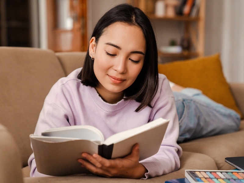読書する女性