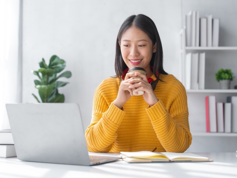 コーヒーをもつ女性