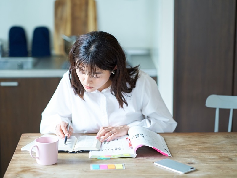 勉強する女性
