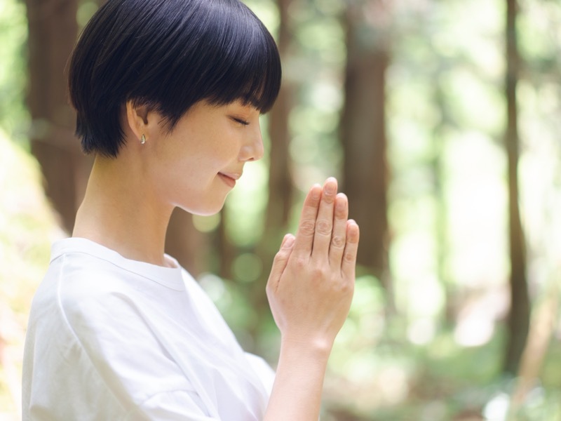 祈る 女性