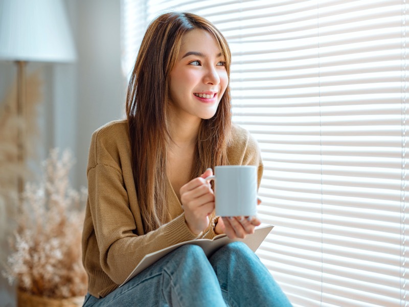 コップ 外を見つめる女性