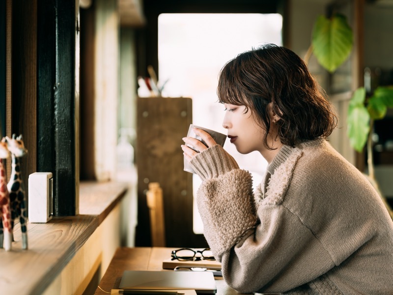 コーヒーのむ女性