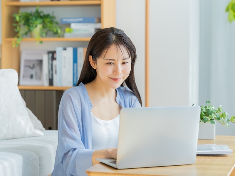 pc作業する女性