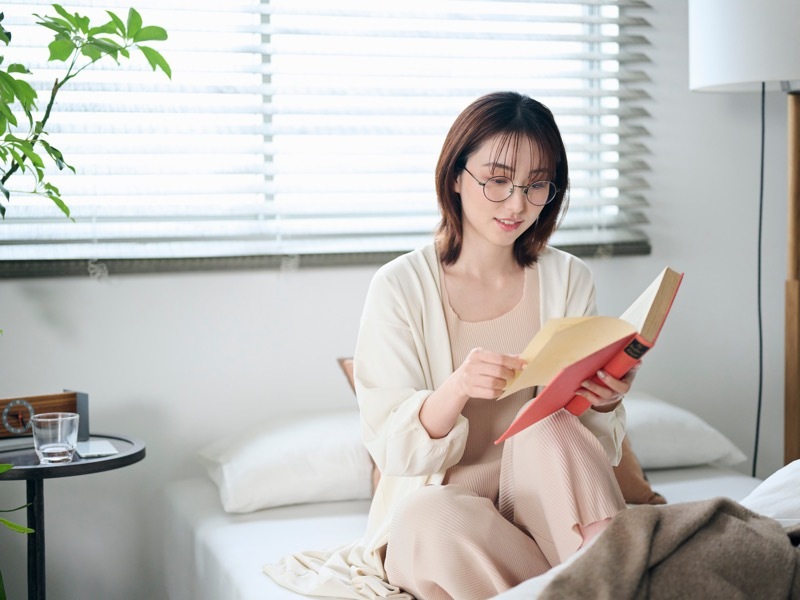 読書する女性