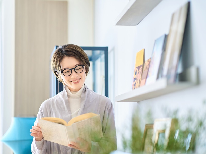 読書する女性