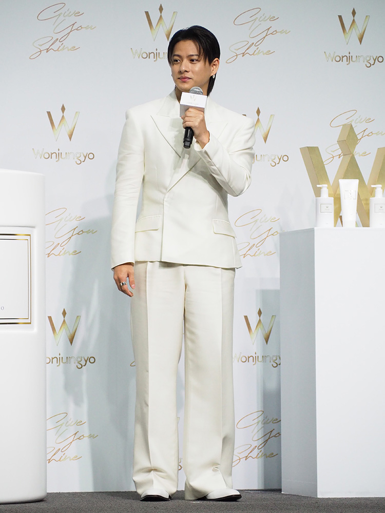 真っ白のジャケット・パンツで登場した平野紫耀さん
