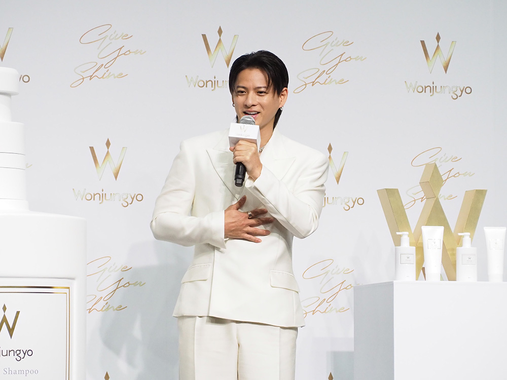 胸に手を当ててにこやかな平野紫耀さん